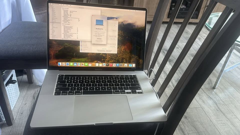 MacBook pro i9 64Gb ram 512gb SSD 16" sliver Touchbar 4gb graphics card